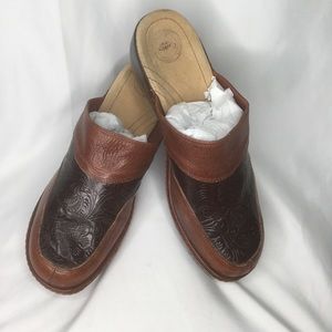 Nurture brown leather Clogs Sz 10 a